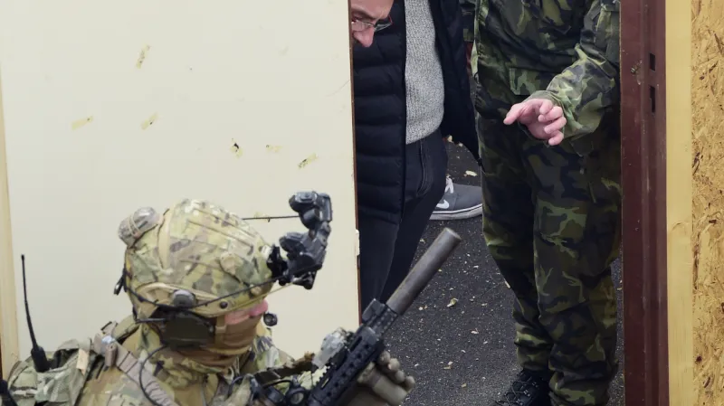 Premiér Babiš s ministrem Metnarem sledovali ukázku zásahu proti teroristům