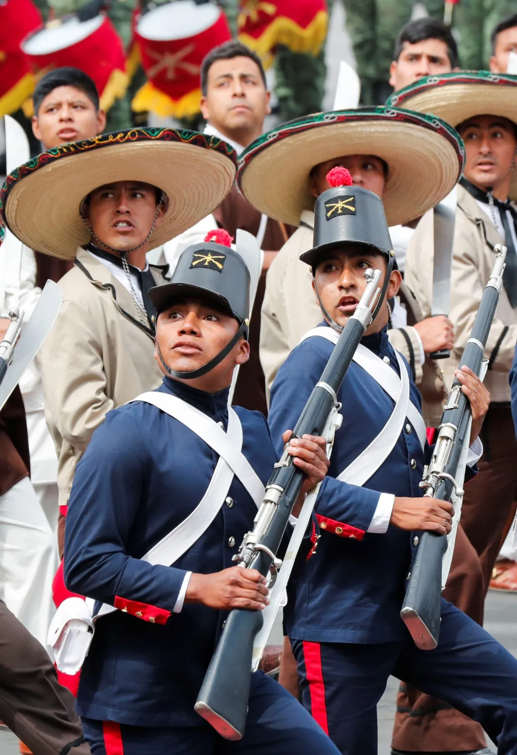 Historické jednotky k náměstí neodmyslitelně patří. V roce 1843 generál Antonio López de Santa Anna nechal vztyčit uprostřed náměstí památník na počest nezávislosti Mexika, který však nebyl dostavěn. Nakonec se ale stal symbolem náměstí a dal mu i jméno Zócalo
