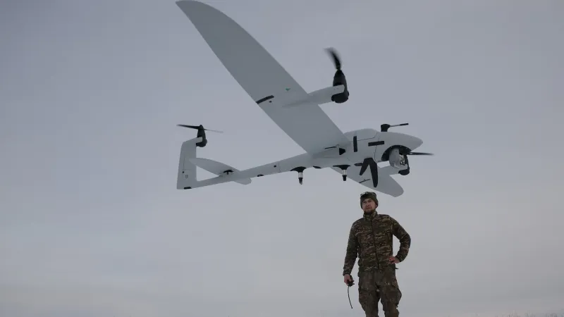 Ukrajinský voják vypouští průzkumný bezpilotní letoun (ilustrační foto)