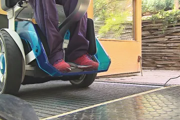 Turistika s bariérami. Nejen k Macoše se vozíčkáři dostávají s obtížemi