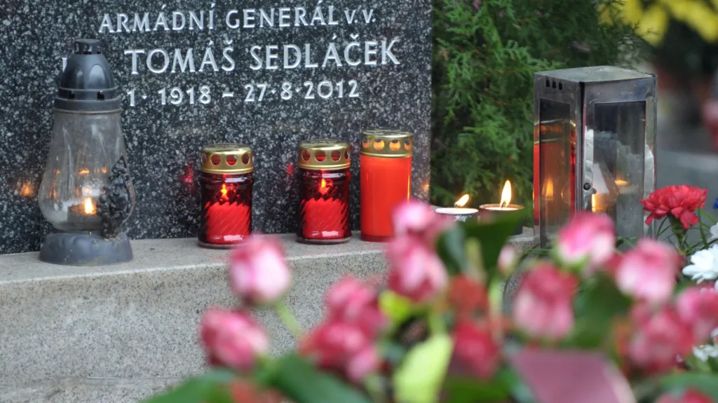 Urna s popelem generála Sedláčka uložena do rodinné hrobky