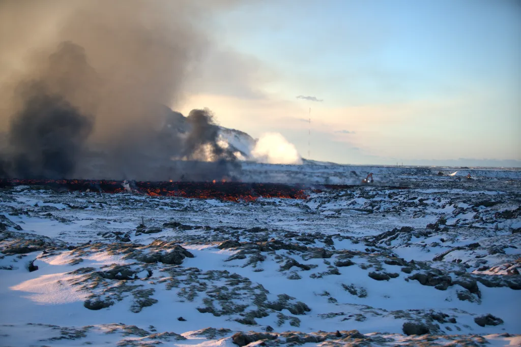 Islandská agentura pro civilní ochranu zvýšila stupeň pohotovosti na stav ohrožení a požádala domácnosti a podniky, aby šetřily elektrickou energií