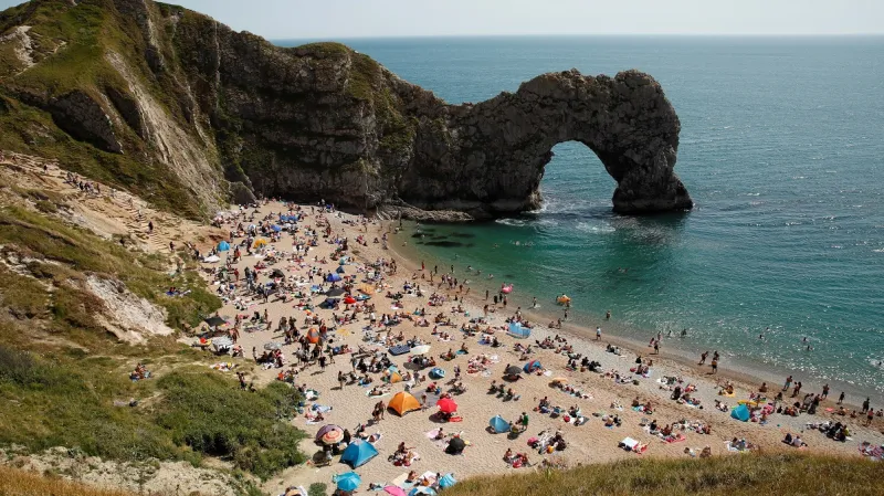 Pláž se skalní branou Durdle Door v létě 2020 během uvolnění protiepidemických restrikcí
