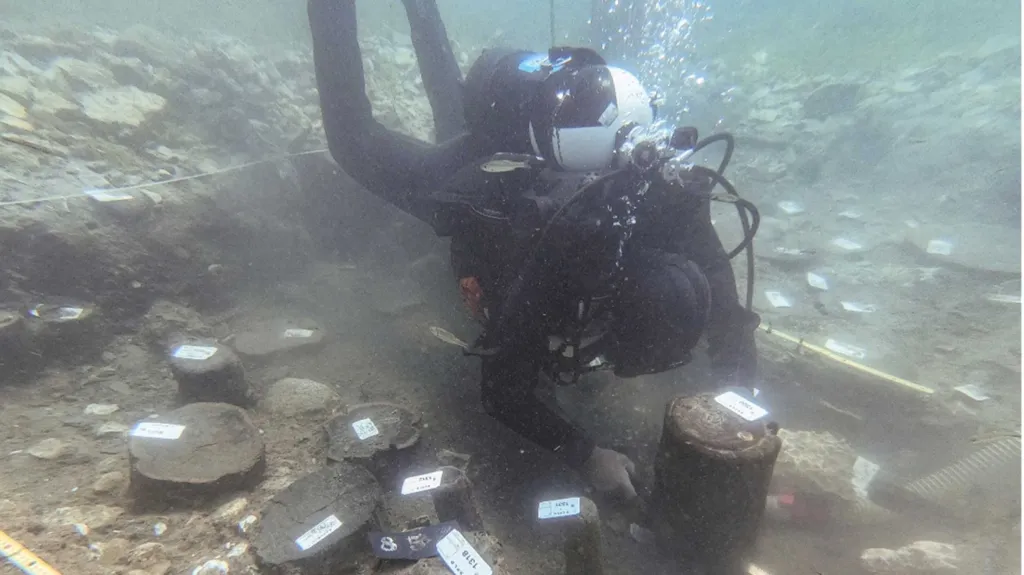 Fotografie z archeologického výzkumu jezerního města