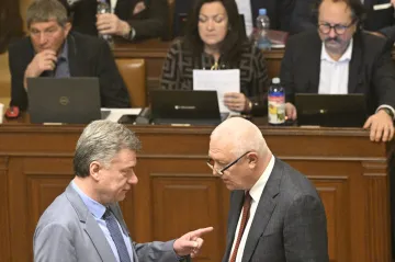 Opozice předvede obstrukční kolečko, ale projde to, říká k hádkám o platy expert