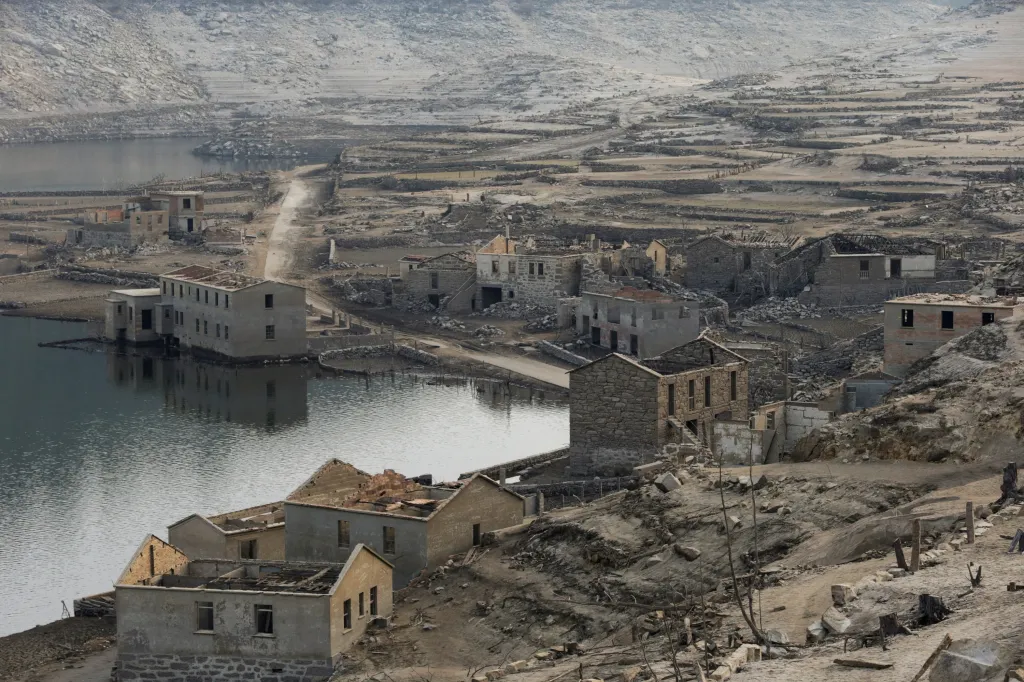 Pohled na starobylou vesnici Aceredo, kterou letos sucho opět pozvedlo na povrch ze dna přehrady Concello de Lobios ve Španělsku. Stavby byly zaplaveny v 90. letech