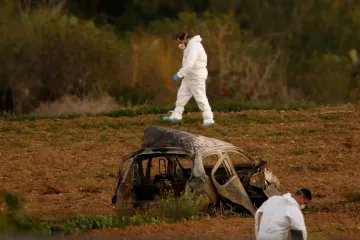 Muž se přiznal k vraždě maltské novinářky, policisté zatkli údajné dodavatele bomby