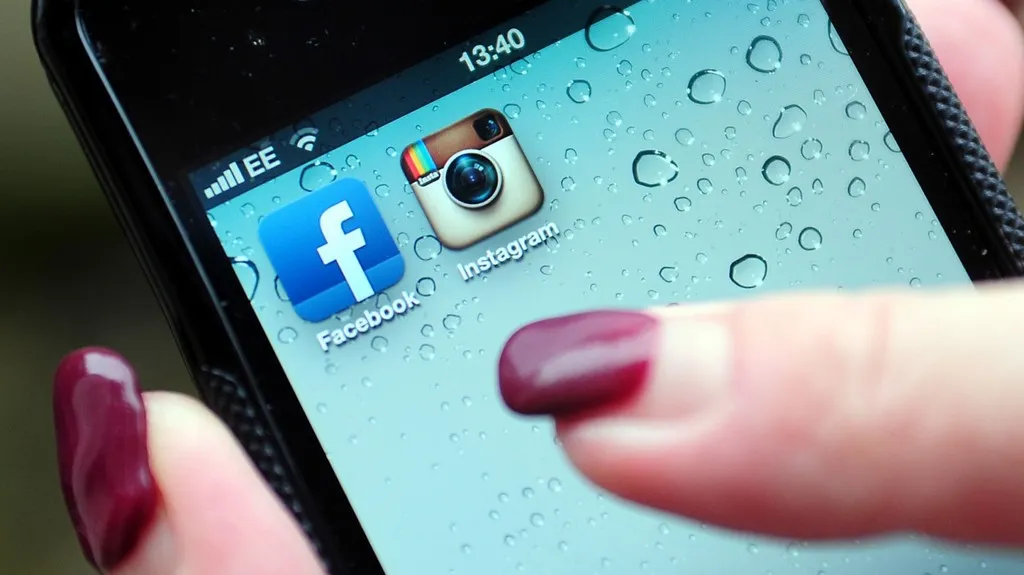 Facebook v mobilu