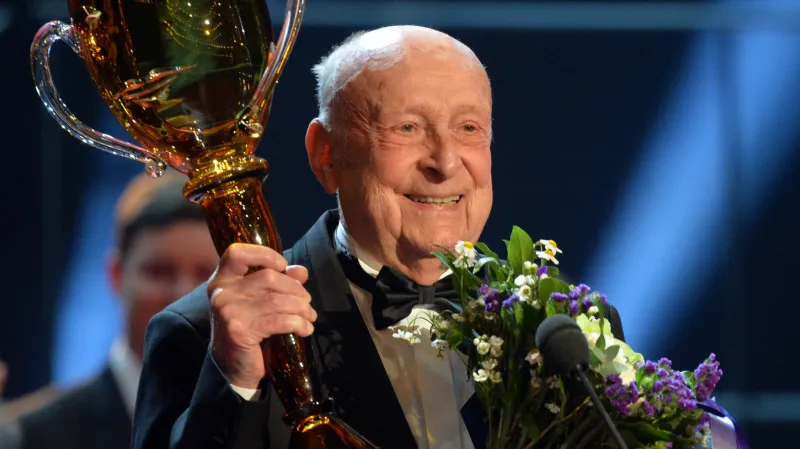 „Základ divadla je přinést lidem to hezký, co stojí za to, aby vůbec existoval,“ domnívá se Stanislav Zindulka. Thálie ocenila jeho celoživotní činoherní mistrovství.