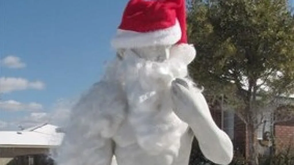 Socha Davida jako Santa Claus