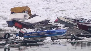 Tající led na Dunaji zničil v Bělehradě desítky lodí