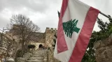 Libanonská vlajka vlající u křižáckého hradu v Byblosu