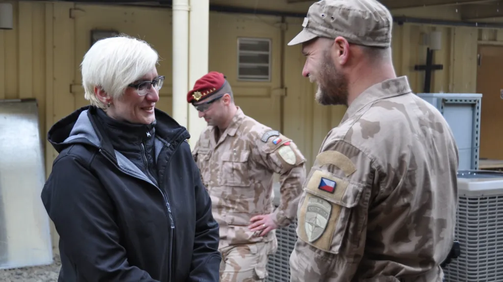 Karla Šlechtová s českými vojáky v Afghánistánu