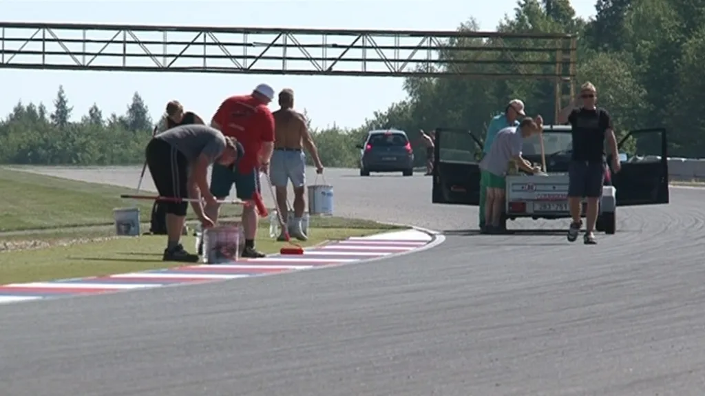 Dnešek věnovali pořadatelé úpravám trati