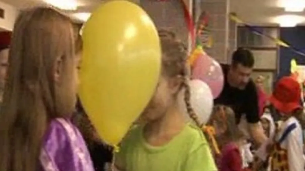 Děti tančí s balonkem