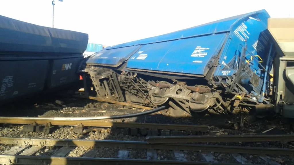 U Paskova vykolejilo 21 vagonů s uhlím