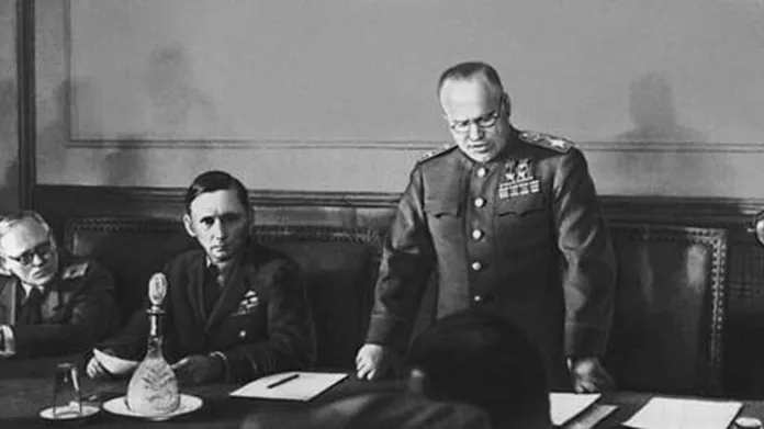 Maršál Žukov čte text německé kapitulace