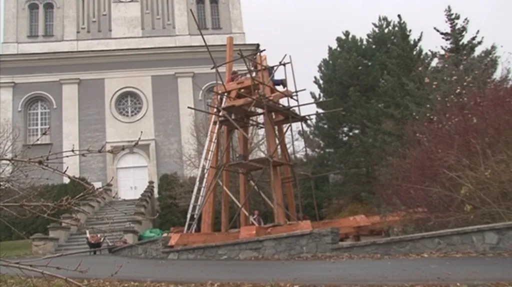 Věž roste hned vedle kostela