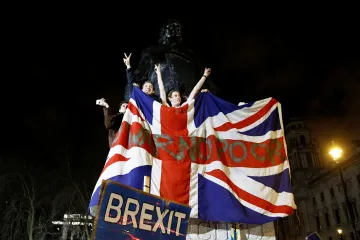 Dekádu po českém vstupu poslal Cameron Británii proti proudu evropské integrace