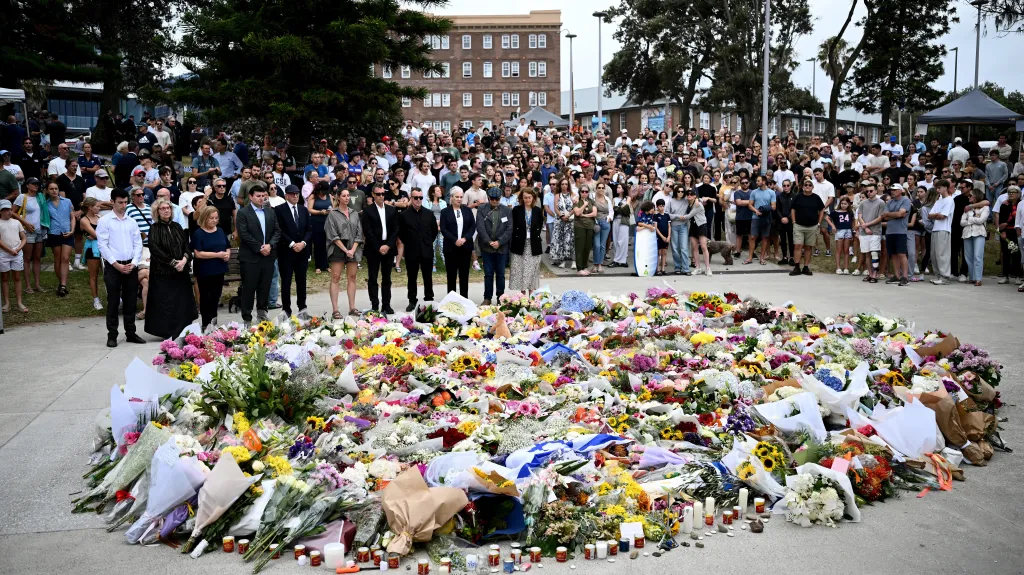 Smuteční hosté kladou květiny k památníku na pláži Bondi Beach v australském Sydney, 15. prosince 2025