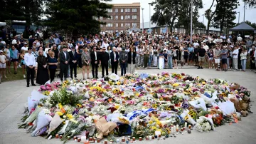 Smuteční hosté kladou květiny k památníku na pláži Bondi Beach v australském Sydney, 15. prosince 2025