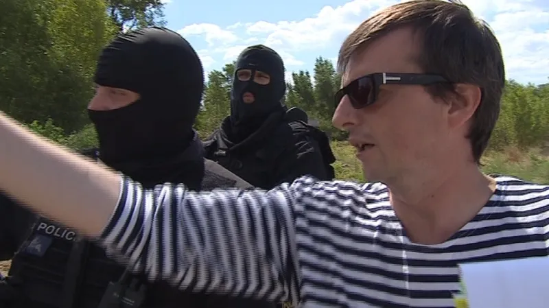 Režisér dává instrukce policistům