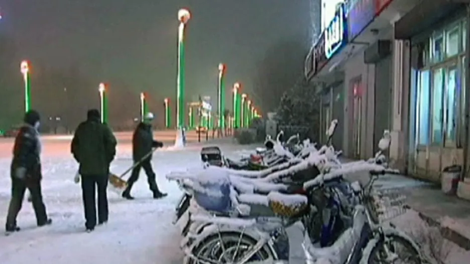 Sníh pokryl v listopadu ulice měst na severu Číny