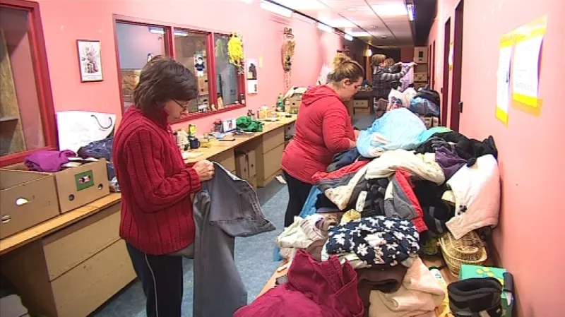 Zaměstnanci charity třídí oblečení