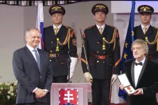 Slovenský prezident vyznamenal Kuciaka, Vášáryovou nebo Žbirku. Mezi oceněnými jsou i Češi