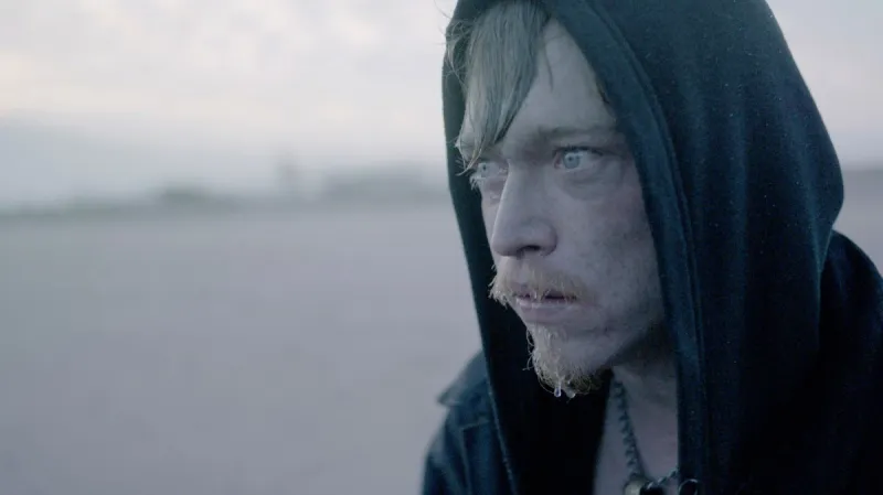 Caleb Landry Jones ve filmu Do noci
