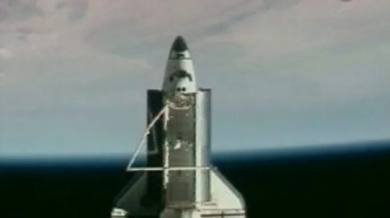 Raketoplán Atlantis se odpojil od ISS a míří k Zemi.