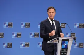 NATO schválilo nové závazky, Rutte navrhl zvýšit obranné výdaje na pět procent HDP