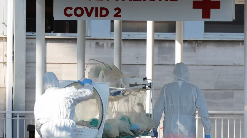 Zdravotníci převážejí infikovaného pacienta