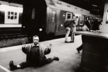 Fotograf zoufalců předkládá své výjevy v knižní podobě