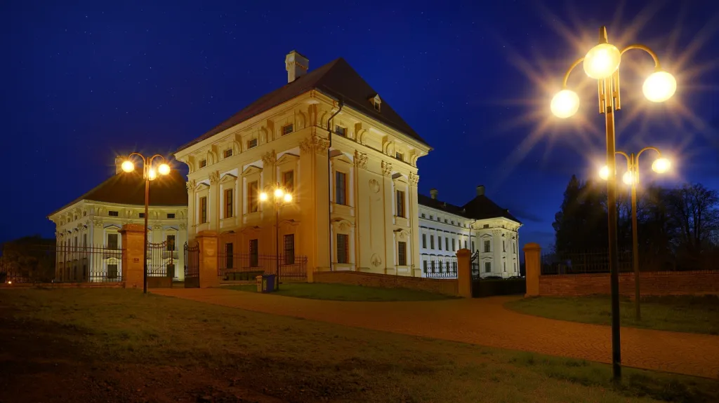 Zámek ve Slavkově po opravě valů s novým osvětlením