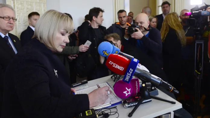 Ivana Zemanová jako první podepsala petici na podporu opětovné kandidatury svého manžela