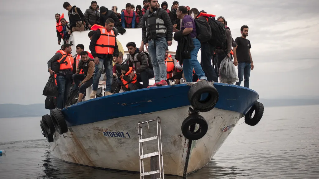 Migranti přijíždějí k řeckému ostrovu Lesbos