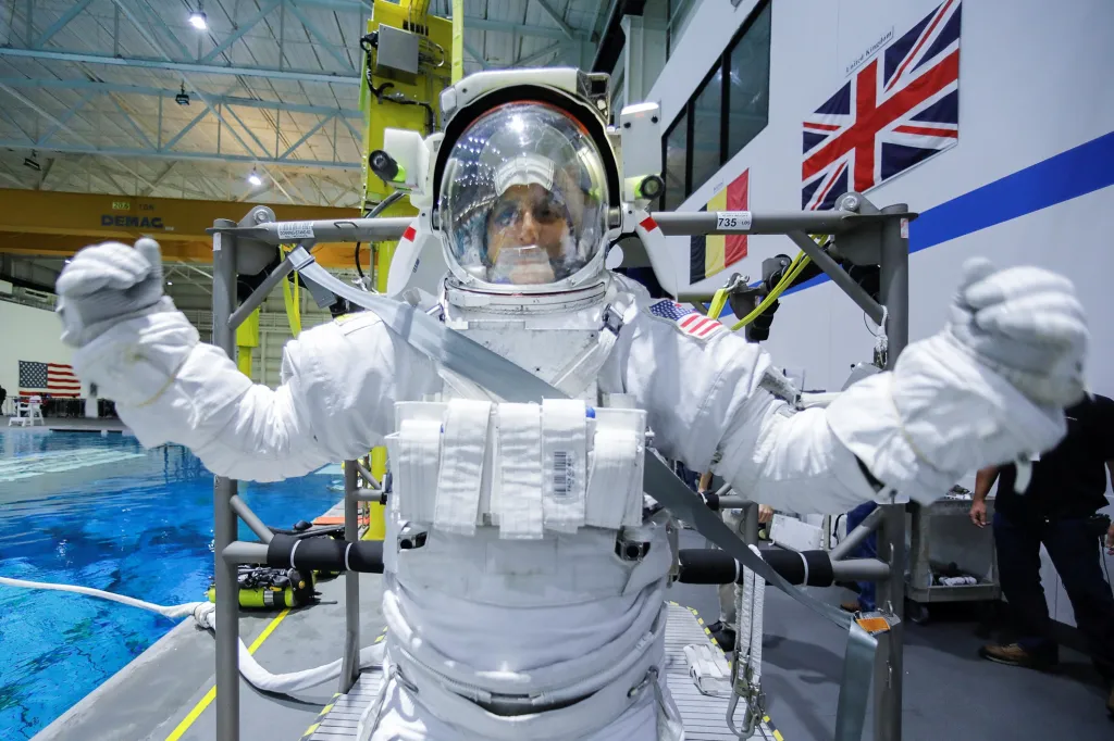 Oblékání do skafandru vyžaduje asistenci několika členů týmu