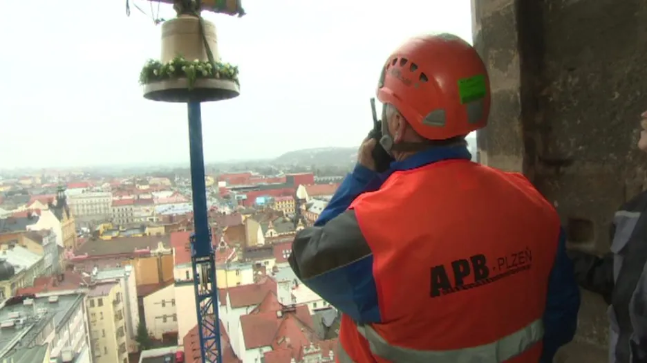 Jeřáb zvedá zvon na věž kostela sv. Bartoloměje