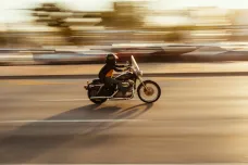 Hustý letní provoz i riskantní jízda zvyšují riziko nehod motorkářů
