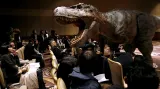 Japonská společnost On-Art Corporation představila v Tokiu 8 metrů velkého robotického dinosaura s plynulou škálou a pohybů a výrazů.