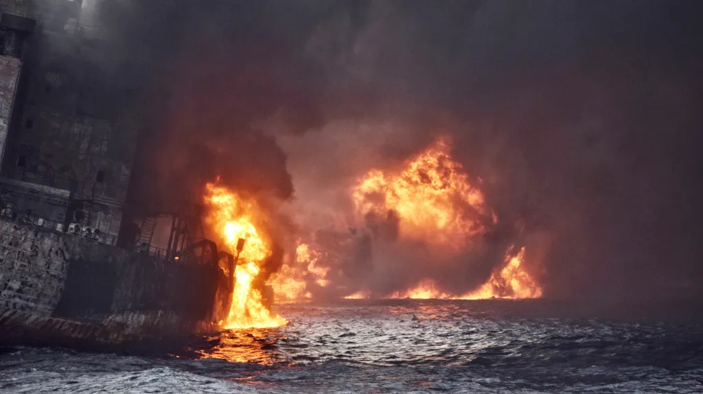 Hořící tanker - ilustrační foto