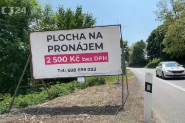 Jsou nevzhledné, ohrožují dopravu a těžko se jich zbavuje. Nejen Chrudim trápí nelegální billboardy