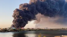 Nad Port Súdánem stoupá hustý černý dým po explozích ve skladu s palivem