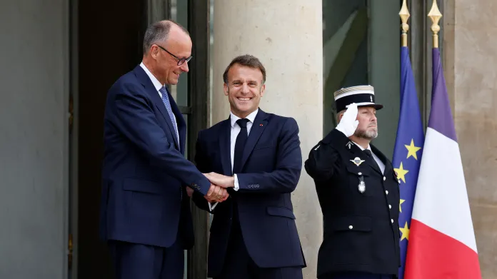 Francouzský prezident Macron se v Paříži setkal s nově zvoleným německým kancléřem Merzem