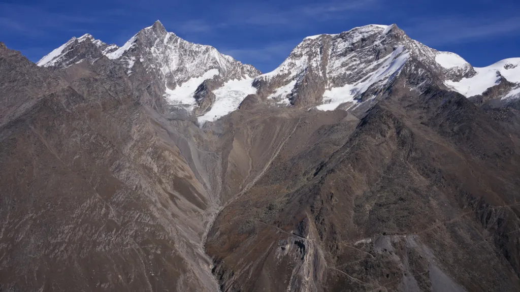 Švýcarské hory s vrcholem Täschhorn