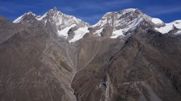 Švýcarské hory s vrcholem Täschhorn
