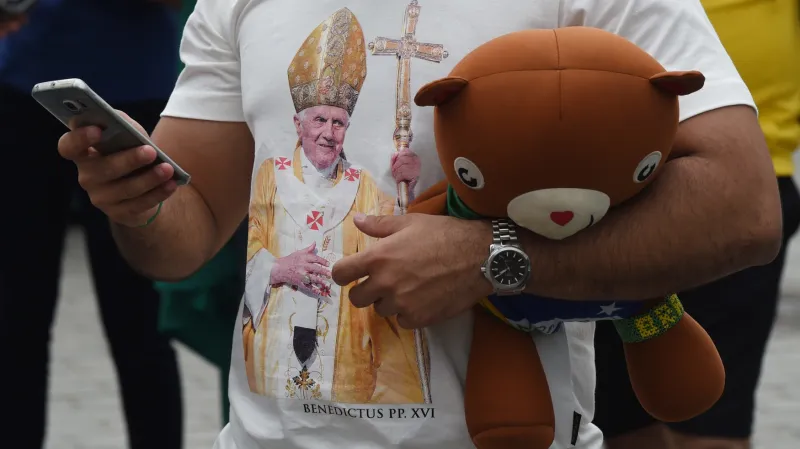 Ikony události - osobní maskot, obraz papeže nebo Ježíše, mobilní telefon nebo kamera.
