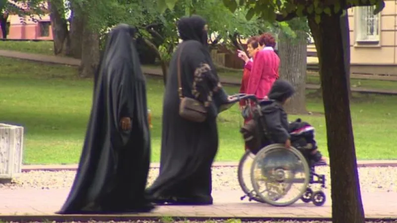 Události: Spor o šátky v Česku graduje