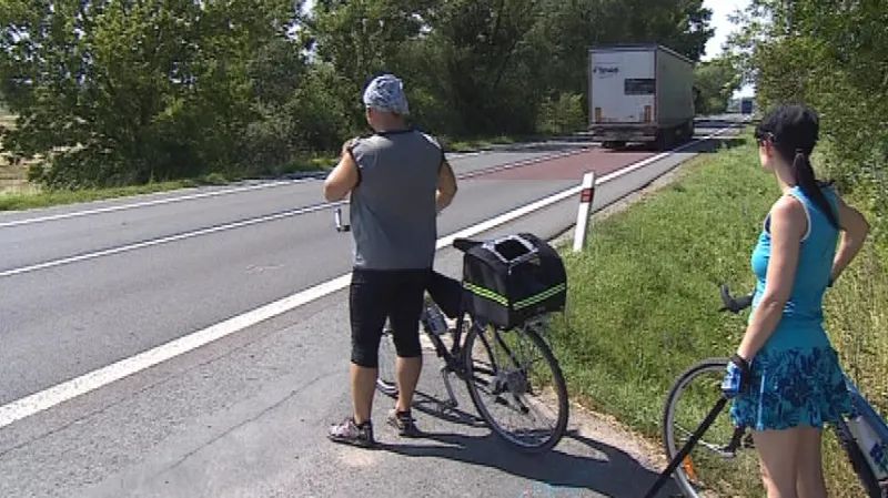 Cyklostezka u Nových mlýnů kříží frekventovanou silnici